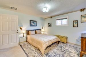 ユーレカ・スプリングスにあるEureka Springs Rental - Walk to Downtown!のベッドルーム1室(ベッド1台、白いドア付)