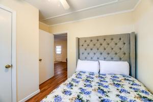 een slaapkamer met een groot bed met blauwe bloemen bij Cozy Edenton Vacation Rental with Boat Dock Access! in Edenton