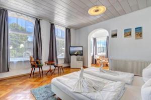 Sala de estar con 2 camas y TV en Pension Portofino en Heringsdorf