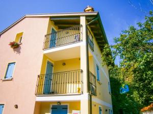 Το κτήριο όπου στεγάζεται  το διαμέρισμα