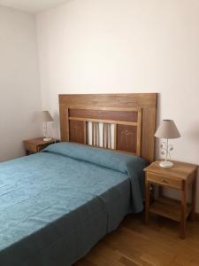 a bedroom with a blue bed and two tables at Las diez ovejas alojamiento rural 
