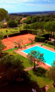 una vista sul tetto di un campo da tennis e di una piscina di Residence La Villa a Montescudaio