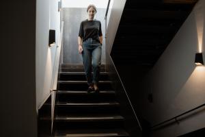 Una mujer caminando por las escaleras en un edificio en Casa Lomah Napoles WTC, en Ciudad de México
