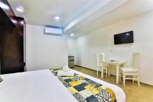 Телевизор и/или развлекательный центр в Hotel Colonial Playa del Carmen