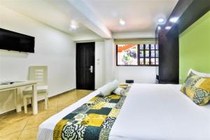 Кровать или кровати в номере Hotel Colonial Playa del Carmen