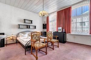 sala de estar con cama, mesa y sillas en Pension Portofino en Heringsdorf