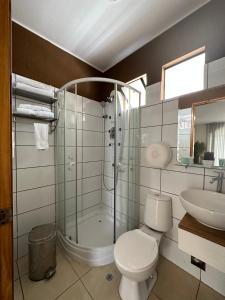谢内吉亚区VPX Hoteles Cieneguilla的带淋浴、马桶和水槽的浴室