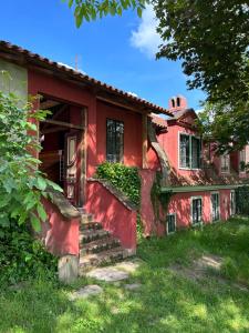 una vieja casa roja con escaleras delante en Popice Hideaway, en Znojmo