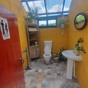 La salle de bains est pourvue de toilettes et d'un lavabo. dans l'établissement The Safari Tent @ The Old Forge Glamping, à Tullow