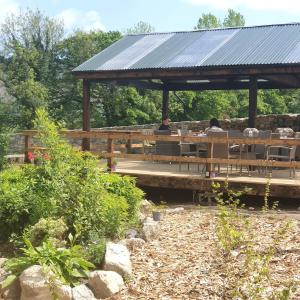 twee mensen aan een tafel in een paviljoen bij The Safari Tent @ The Old Forge Glamping in Tullow