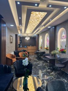 historia hotel في إسطنبول: لوبي فيه كنب وطاولات وكراسي