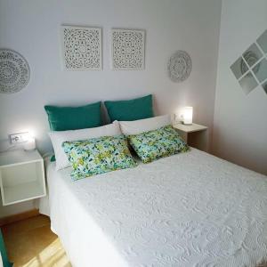 een slaapkamer met een groot bed met 2 kussens bij Piso Sierra Calderona a 15 minutos del mar Estivella in Estivella