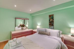 ein Schlafzimmer mit einem großen Bett und einem Spiegel in der Unterkunft Pet-Friendly New York Vacation Rental with Balcony in Loch Sheldrake