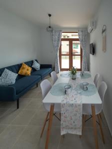 ein Wohnzimmer mit einem Tisch und einem blauen Sofa in der Unterkunft Buongiorno! Premium in Sweti Wlas
