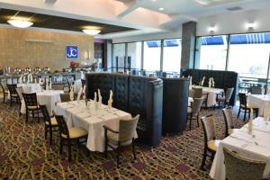 Reštaurácia alebo iné gastronomické zariadenie v ubytovaní Hotel Plaza Juan Carlos