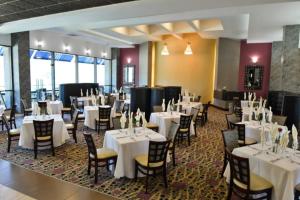Reštaurácia alebo iné gastronomické zariadenie v ubytovaní Hotel Plaza Juan Carlos