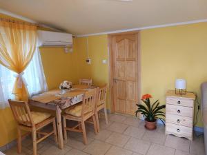 comedor con mesa de madera y sillas en Biagio apartman, en Balatonlelle