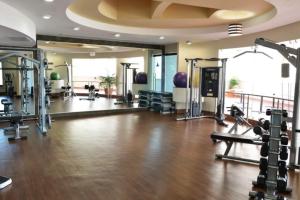 Posilňovňa alebo fitness centrum v ubytovaní Hotel Plaza Juan Carlos