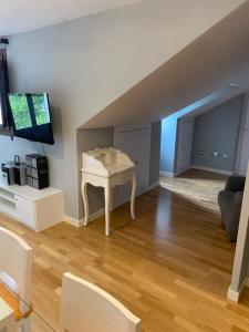 a living room with a table and a tv at VUT Dúplex Miraluz in Cuenca