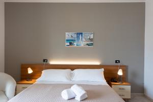 モンテジルヴァーノにあるHotel D'Atriのベッドルーム1室(ベッド1台、タオル2枚付)