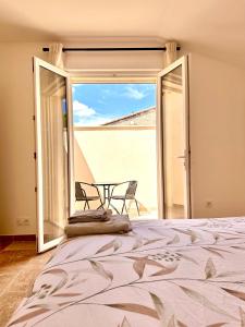 1 dormitorio con cama y vistas al océano en Maison de charme avec Jacuzzi en Mollégès