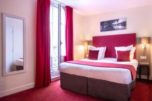 パリにあるホテル アストンのベッドルーム1室(赤いカーテンと鏡付きの大型ベッド1台付)