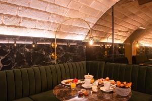 una sala da pranzo con tavolo e cibo di Hôtel Aston a Parigi