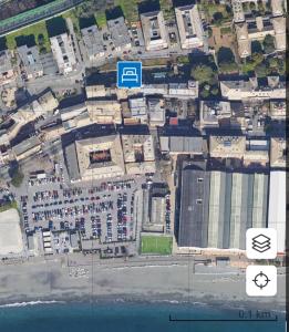 una vista aerea di una città con edifici e l'oceano di Bilocale Voltri Mare 4 posti a Genova