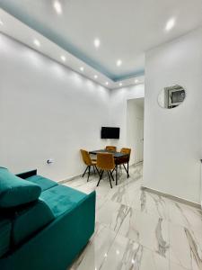 un soggiorno con un divano e un tavolo di Sasy Home a Napoli