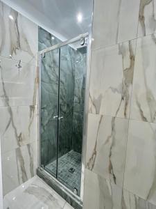 una doccia con una porta in vetro in un bagno di Sasy Home a Napoli