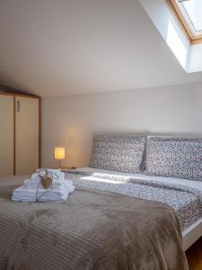 Schlafzimmer mit einem großen Bett und einem Fenster in der Unterkunft Appartamento Pesco "A Casa Felice" in Pietra Ligure