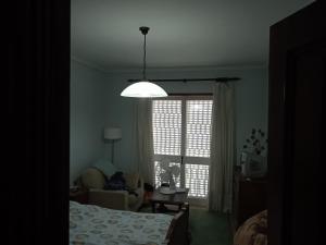 una camera con un letto e una camera con una finestra di Vagueira Beach Terrace a Praia da Vagueira