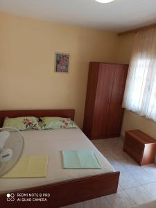 - une chambre avec un lit, un ventilateur et une armoire dans l'établissement Villa Zorka, à Sutomore