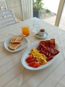 Colazione disponibile per gli ospiti di Windsurf Beach Front
