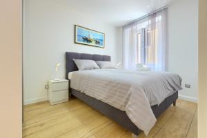 Un dormitorio con una cama grande y una ventana en Apartment Tale - Brand new apartment in Pula's old town, with free Netflix and Wi-Fi en Pula