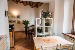 a kitchen and dining room with a table and chairs at Osimo Caves Rooms in Osimo