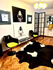 a living room with chairs and a black rug at Niko Rooms in Santa Cruz de Tenerife