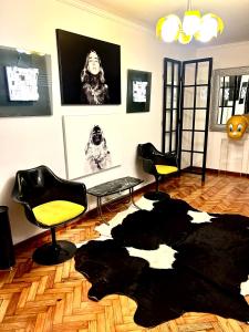 een woonkamer met stoelen en een zwart tapijt bij Niko Rooms in Santa Cruz de Tenerife