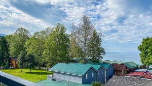 uma vista aérea de um grupo de casas e árvores em Villa Manteo em Ohrid