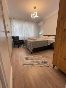 1 dormitorio con 1 cama, 1 silla y 1 alfombra en The VIP Guest - Luxury Home in Nisantasi, en Estambul