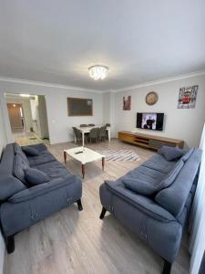 una sala de estar con 2 sofás azules y una mesa. en The VIP Guest - Luxury Home in Nisantasi, en Estambul