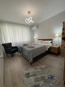 1 dormitorio con 1 cama y 1 silla en The VIP Guest - Luxury Home in Nisantasi, en Estambul