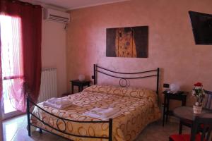 B&B Colle Sul Mare في تيرمولي: غرفة نوم عليها سرير وفوط