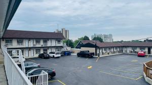 un parking avec des voitures garées devant un bâtiment dans l'établissement Falls Lodge by the Falls (Formerly Knights Inn), à Niagara Falls