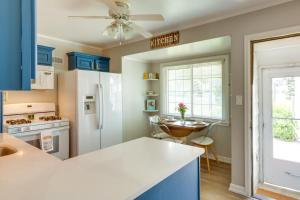 Η κουζίνα ή μικρή κουζίνα στο Milwaukee Home with Serene Patio and Backyard Garden!