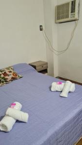 1 dormitorio con 2 camas, toallas y ventilador en Italia apart departamentos por día con cochera opcional, en Corrientes