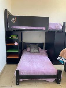 1 dormitorio con 2 literas con sábanas moradas en Increible casa en renta en Cocoyoc Morelos, en Cocoyoc