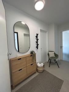 Luxury apartment Golden Mint في نوفاليا: حمام به مرآة وخزانة وكرسي