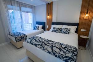 ein Hotelzimmer mit 2 Betten und einem Fenster in der Unterkunft Shah Residence Hotel in Bostancı