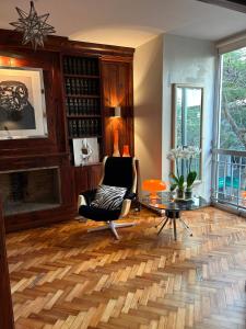 - un salon avec une chaise et une table dans l'établissement Niko Rooms, à Santa Cruz de Tenerife